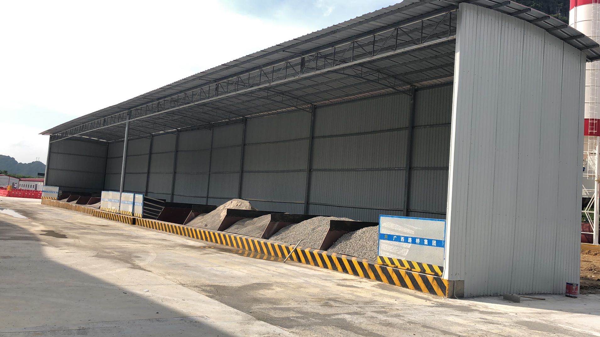 平果那床搅拌站大棚料场钢结构工程.jpg