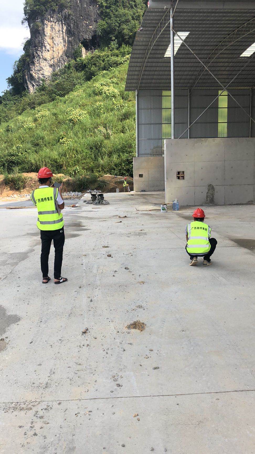 平果那床搅拌站大棚料场钢结构工程现场.jpg